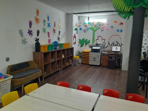 عکس خانه بازی و یادگیری کودک کیمیا