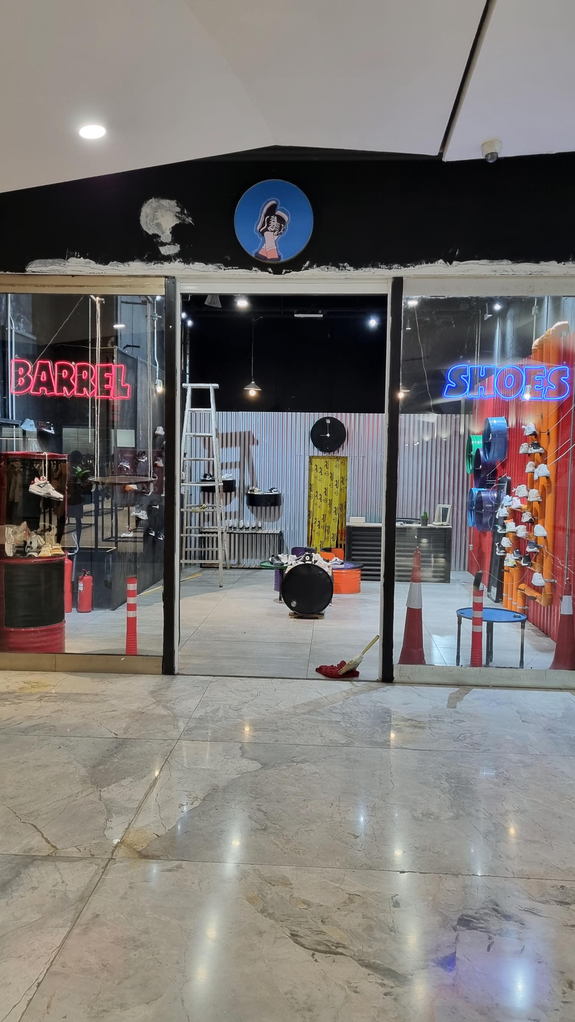 عکس فروشگاه کتونی بارِل شوز