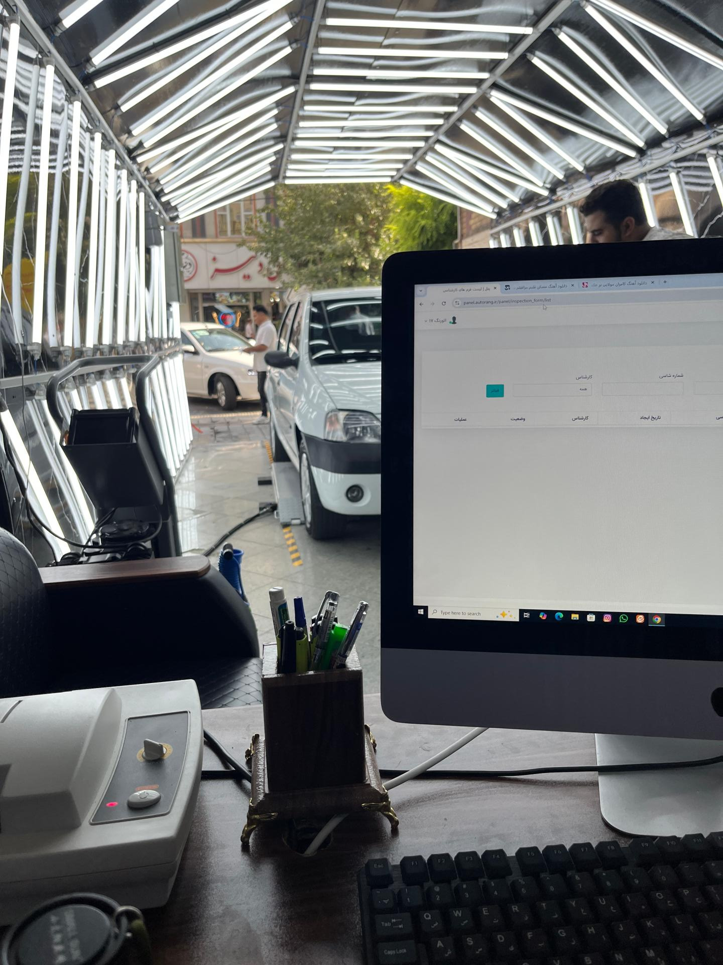 عکس کارشناسی خودرو و تشخیص رنگ اتورنگ