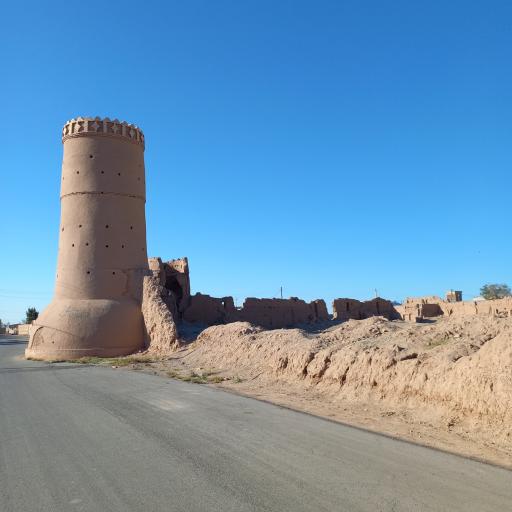 عکس قلعه ی باستانی محمود آباد سادات