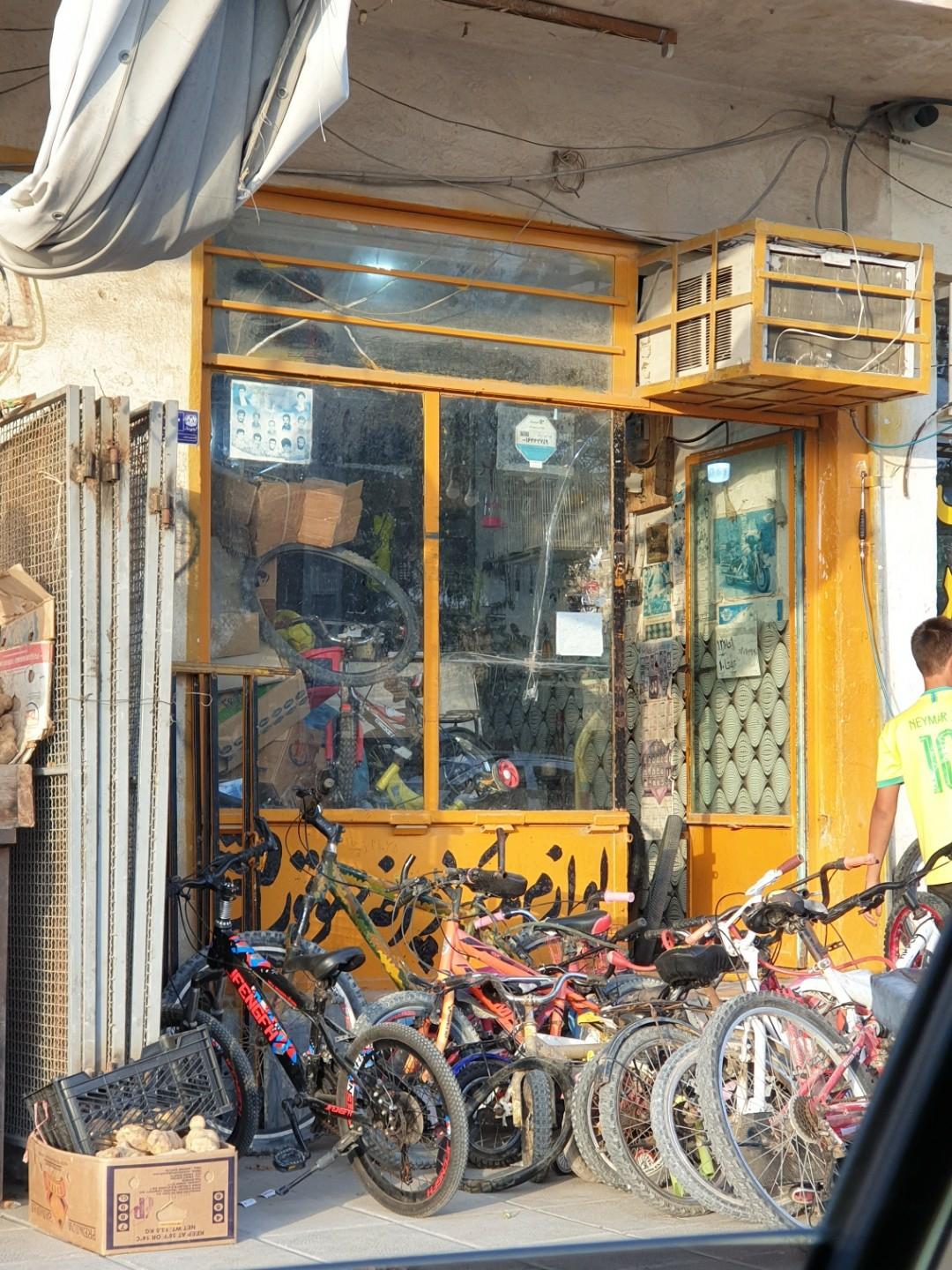 عکس تعمیرات و لوازم یدکی دوچرخ