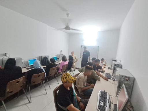 عکس آموزشگاه کامپیوتر و تعمیرات موبایل افزون