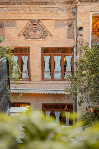 عکس عمارت گلبهاری