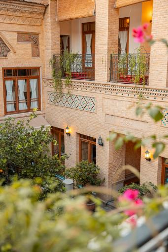 عکس عمارت گلبهاری