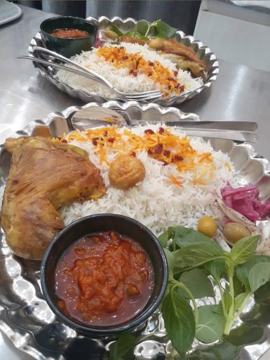 عکس رستوران و بیرون بر ریحون