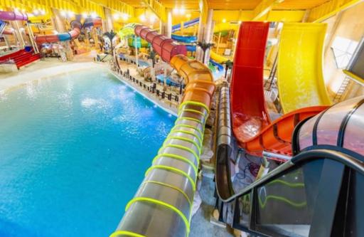 عکس پارکینگ سرزمین موجهای ابی