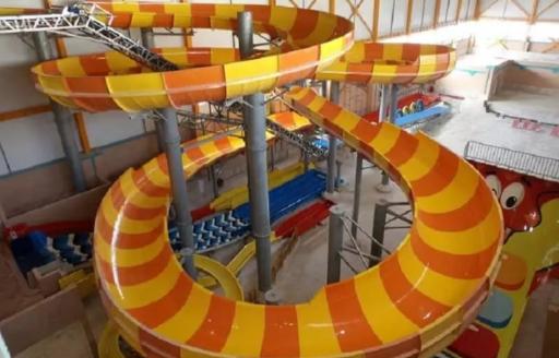 عکس پارکینگ سرزمین موجهای ابی