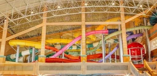 عکس پارکینگ سرزمین موجهای ابی