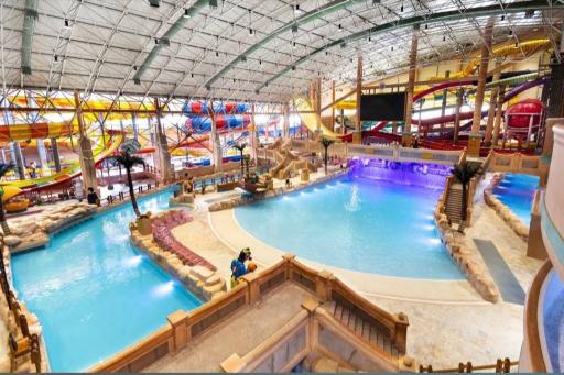 عکس پارکینگ سرزمین موجهای ابی