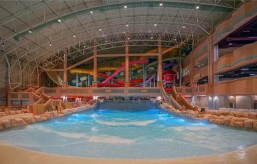 عکس پارکینگ سرزمین موجهای ابی