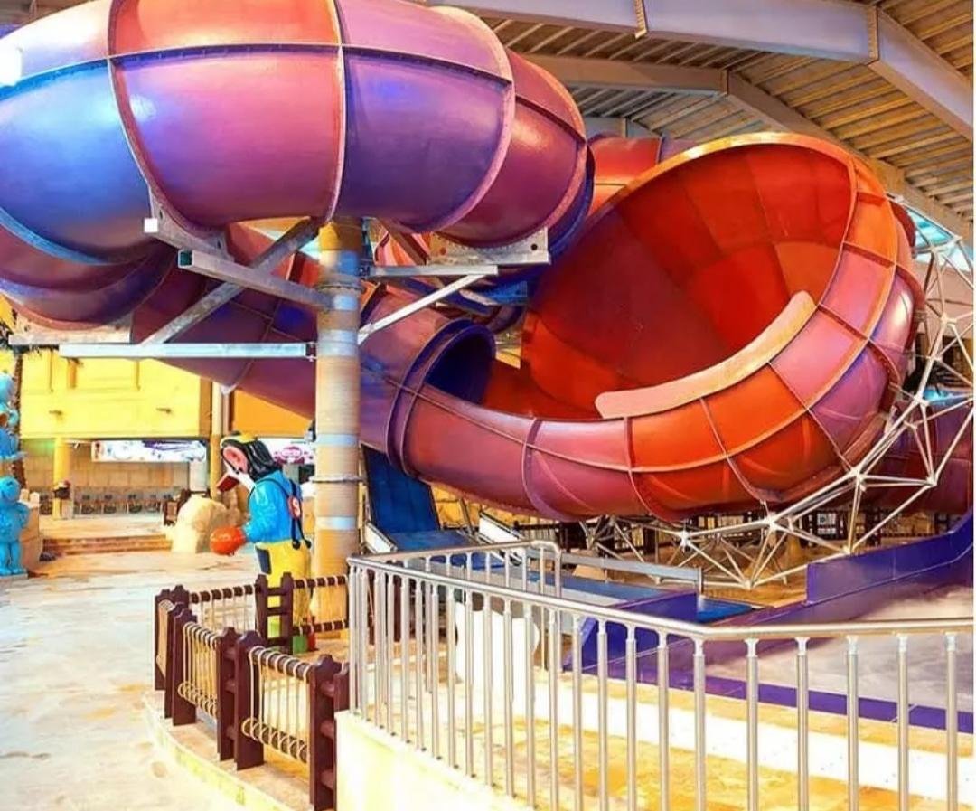 عکس پارکینگ سرزمین موجهای ابی