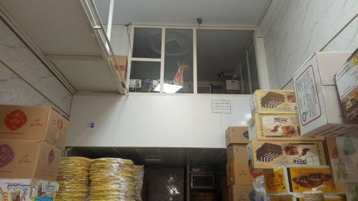 عکس عمده فروشی مواد غذایی مجید
