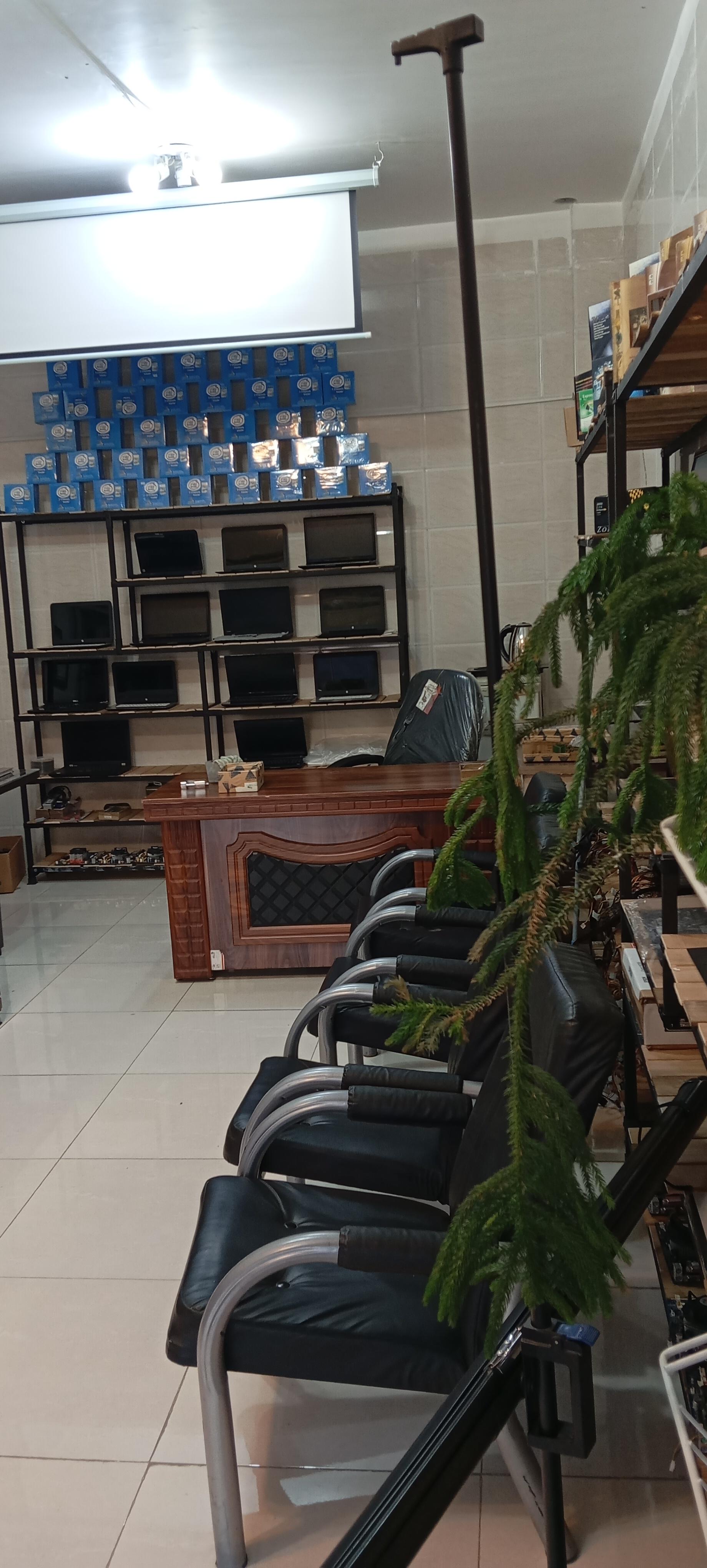عکس فروشگاه کامپیوتر خسروی