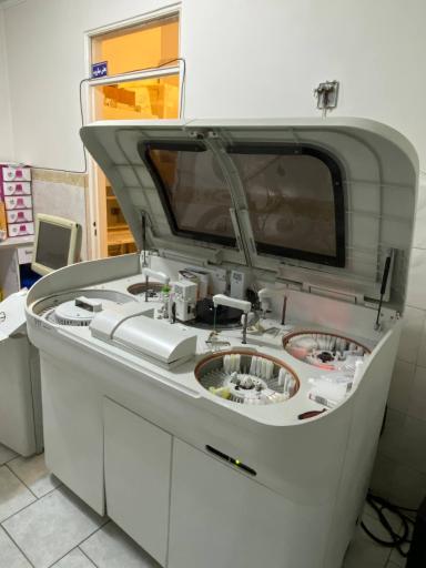 عکس آزمایشگاه تشخیص طبی پویا 