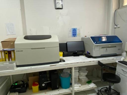 عکس آزمایشگاه تشخیص طبی پویا 