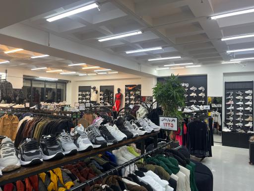 عکس مجموعه پوشاک و کتانی لاکچری