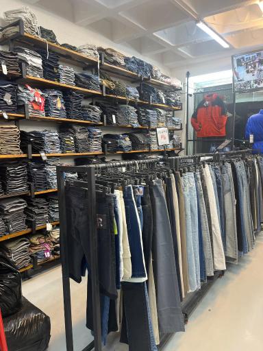 عکس مجموعه پوشاک و کتانی لاکچری