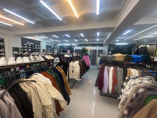 عکس مجموعه پوشاک و کتانی لاکچری