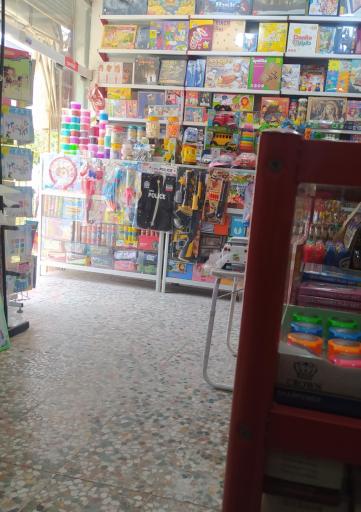 عکس کتاب فروشی و لوازم التحریر دینی