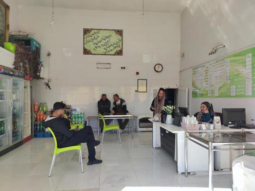 عکس بیرون بر سفره سبز 