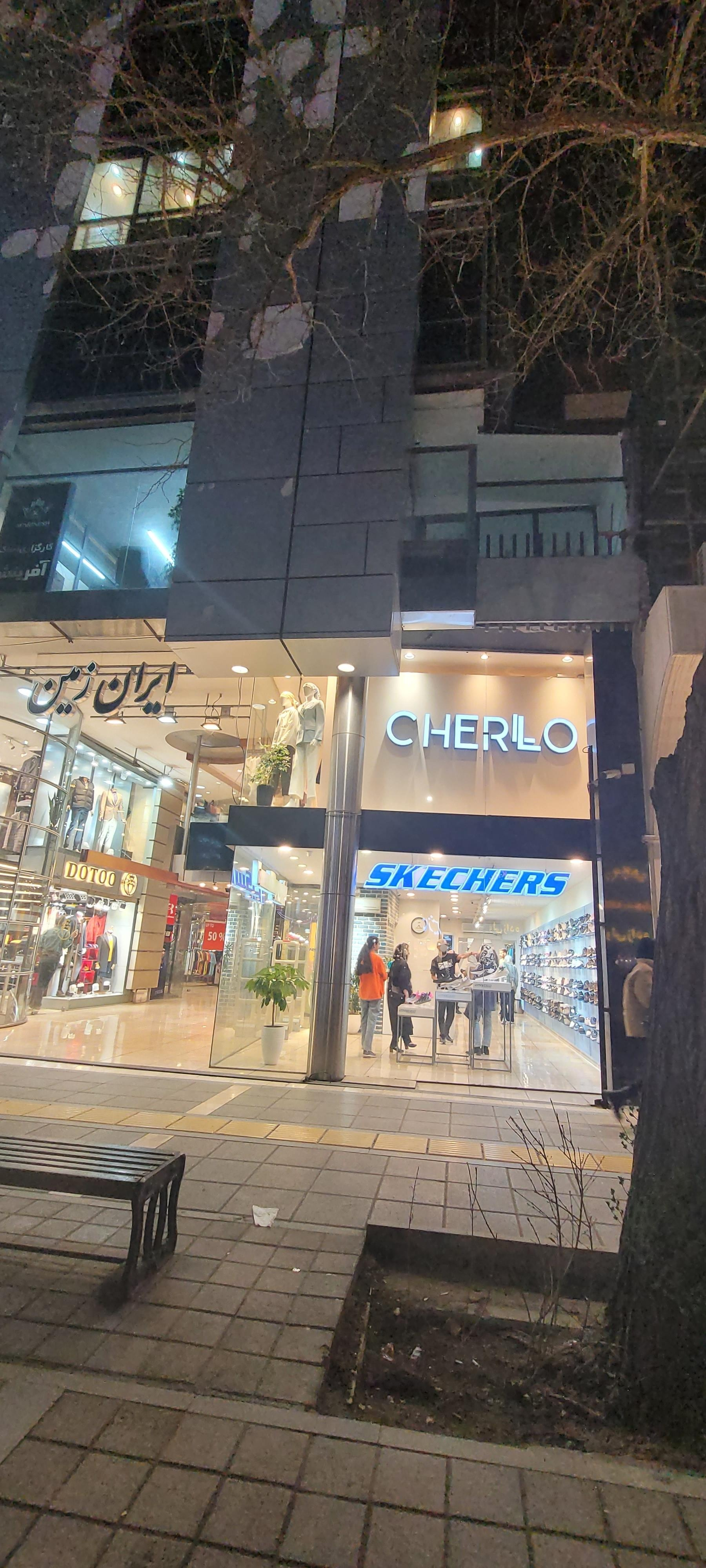 عکس فروشگاه کفش اسکیجرز