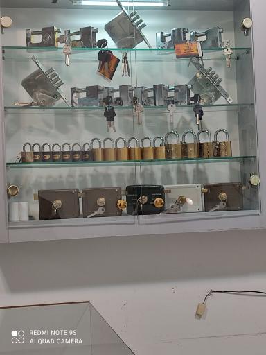 عکس قفل اتومبیل و کلید سازی امید