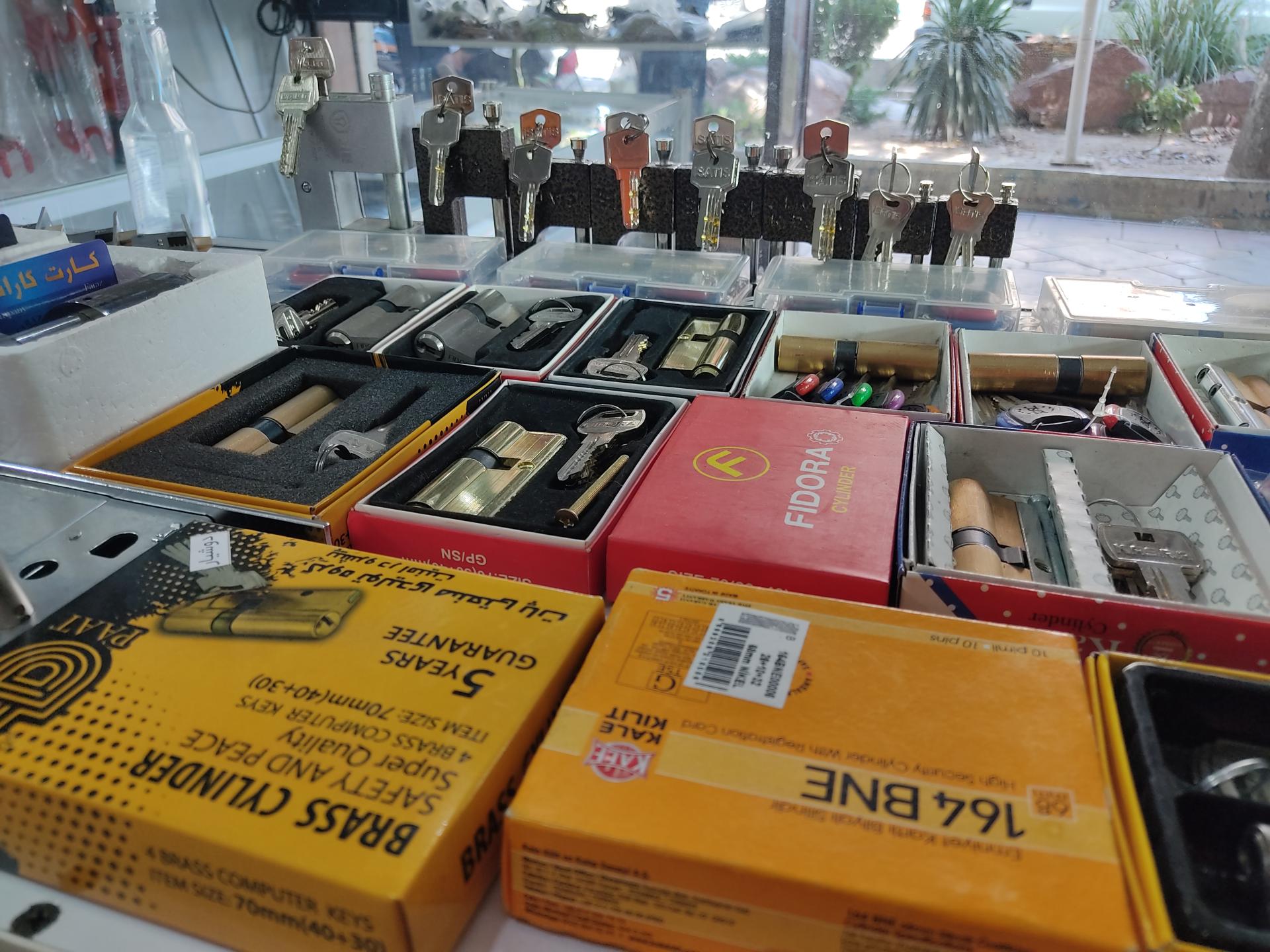 عکس قفل اتومبیل و کلید سازی امید