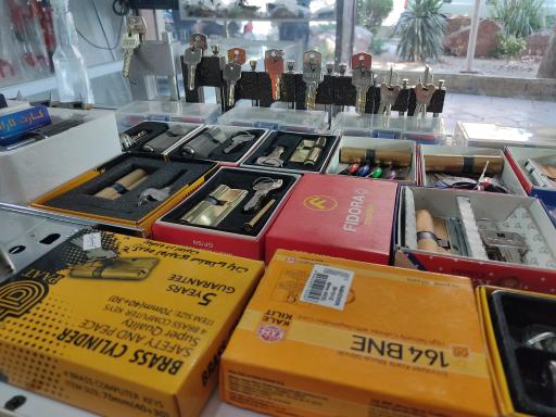 عکس قفل اتومبیل و کلید سازی امید