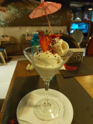 عکس رستوران درخت ژینکو