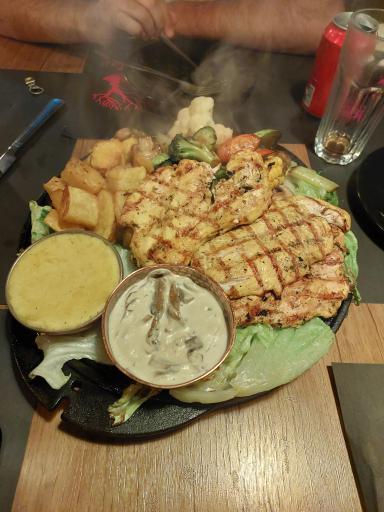 عکس رستوران درخت ژینکو