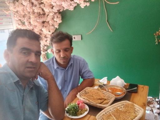 عکس کافه صبحانه عصرانه چنار