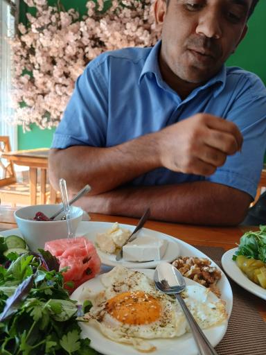 عکس کافه صبحانه عصرانه چنار