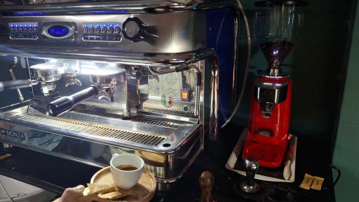 عکس باشگاه بدنسازی معینی 