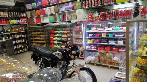 عکس شیرینی لادن حاجیان