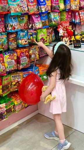 عکس فروشگاه آبنبات چوبی