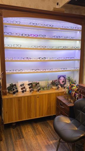 عکس اپتومتریست ادریس پاد و عینک لگا