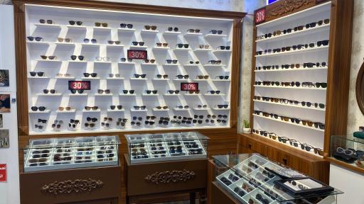 عکس اپتومتریست ادریس پاد و عینک لگا