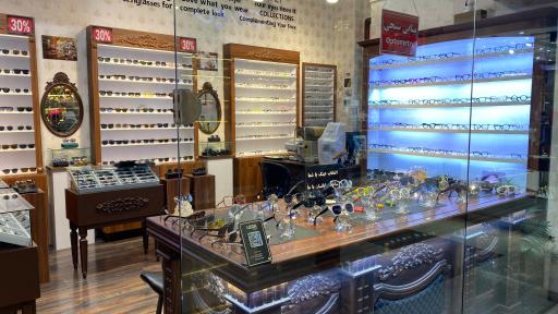 عکس اپتومتریست ادریس پاد و عینک لگا