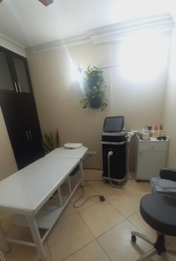 عکس کلینیک پوست و مو آوان (دکتر حمیدرضا مختاری)