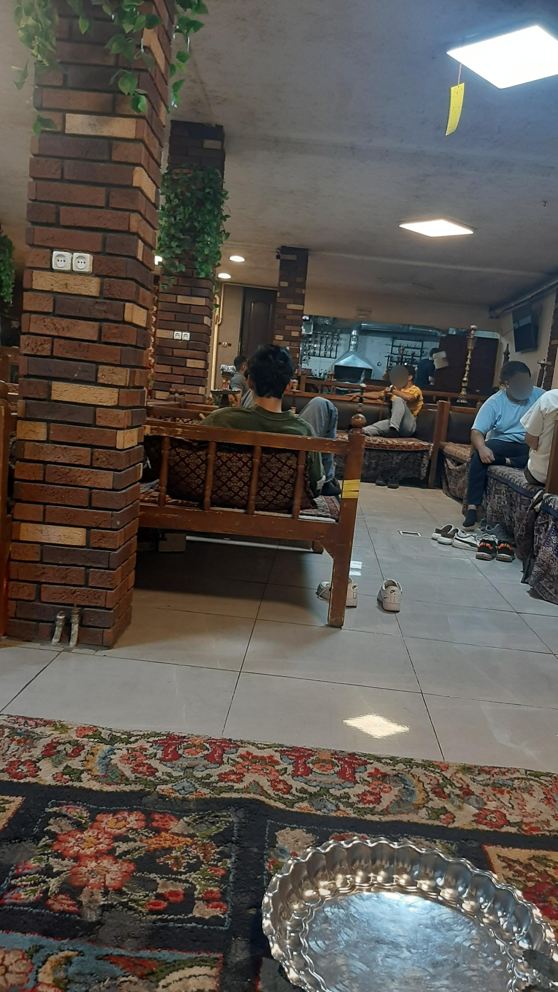 عکس چای و قلیان سرای بختیاری