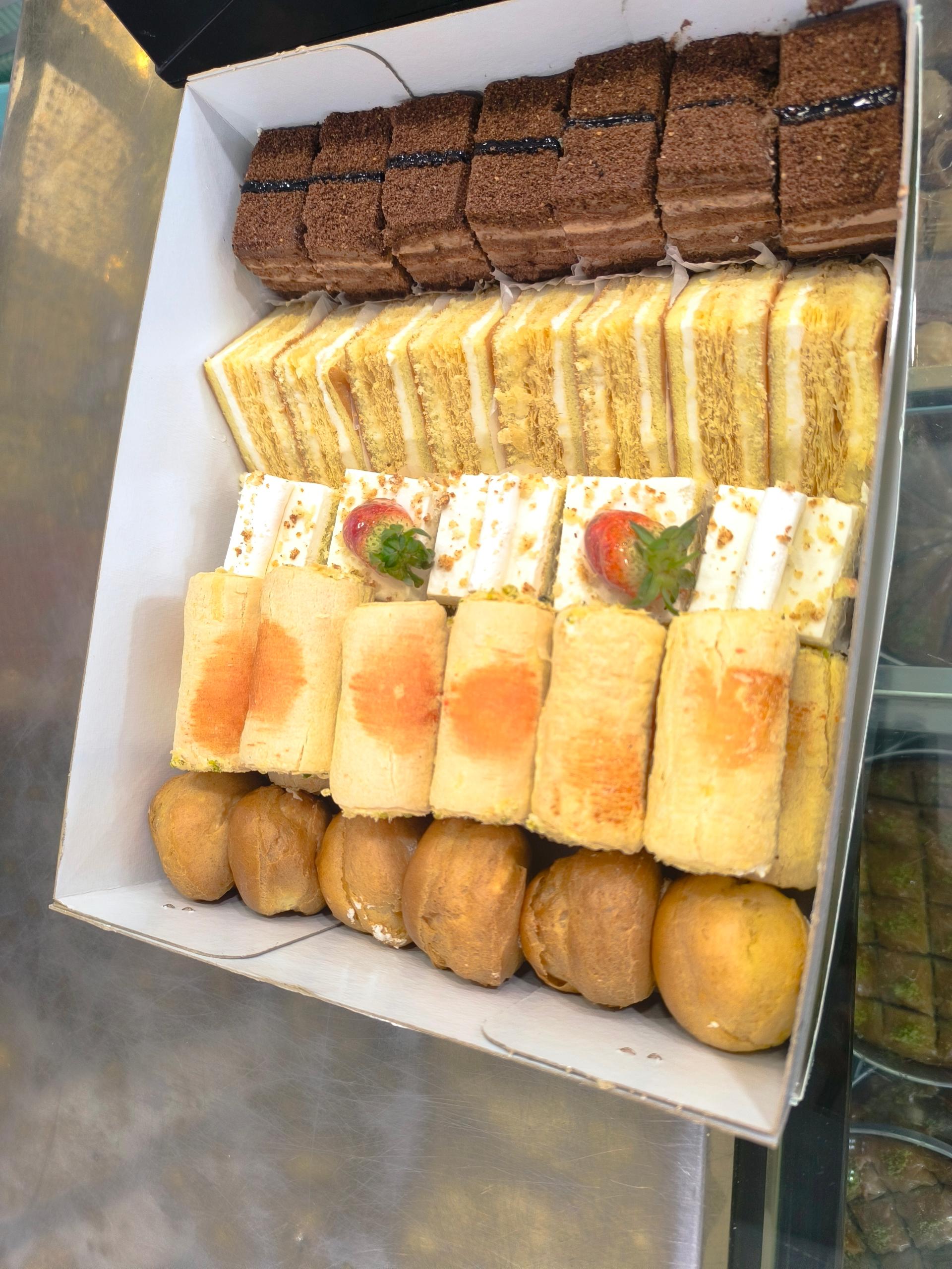 عکس قنادی لادن طلایی