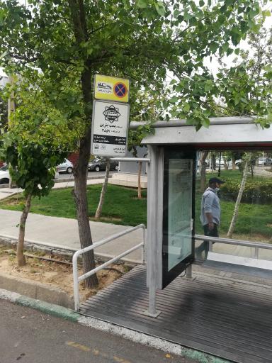 عکس ایستگاه اتوبوس پمپ بنزین