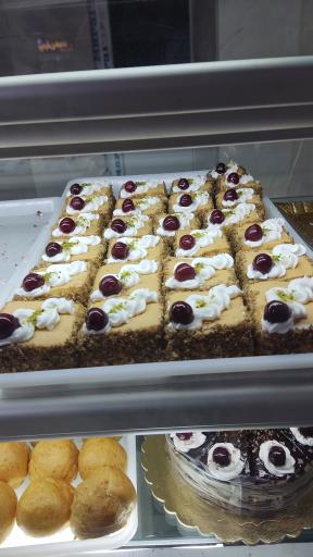 عکس قنادی بله برون 