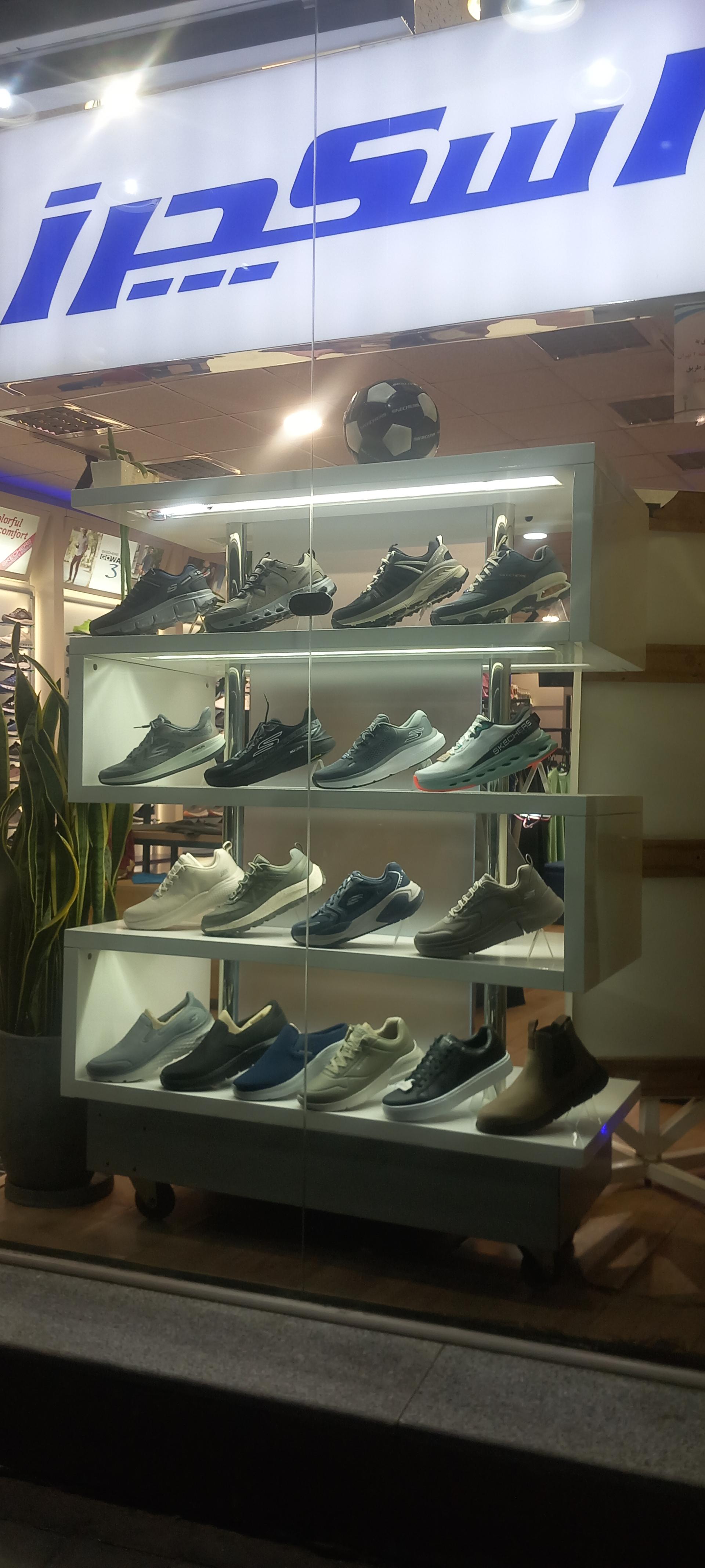 عکس فروشگاه اسکچرز