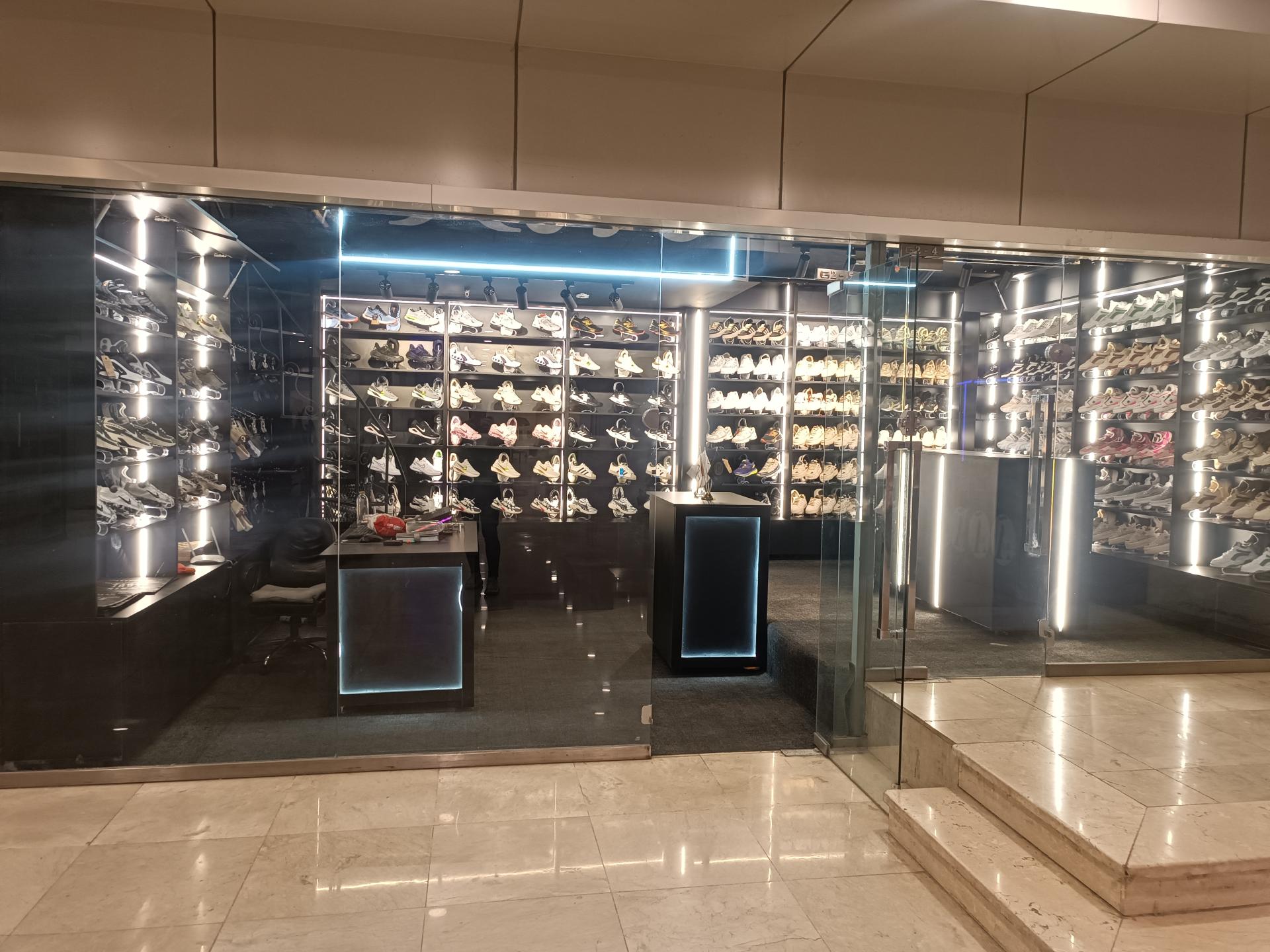 عکس فروشگاه کتونی هُسو 