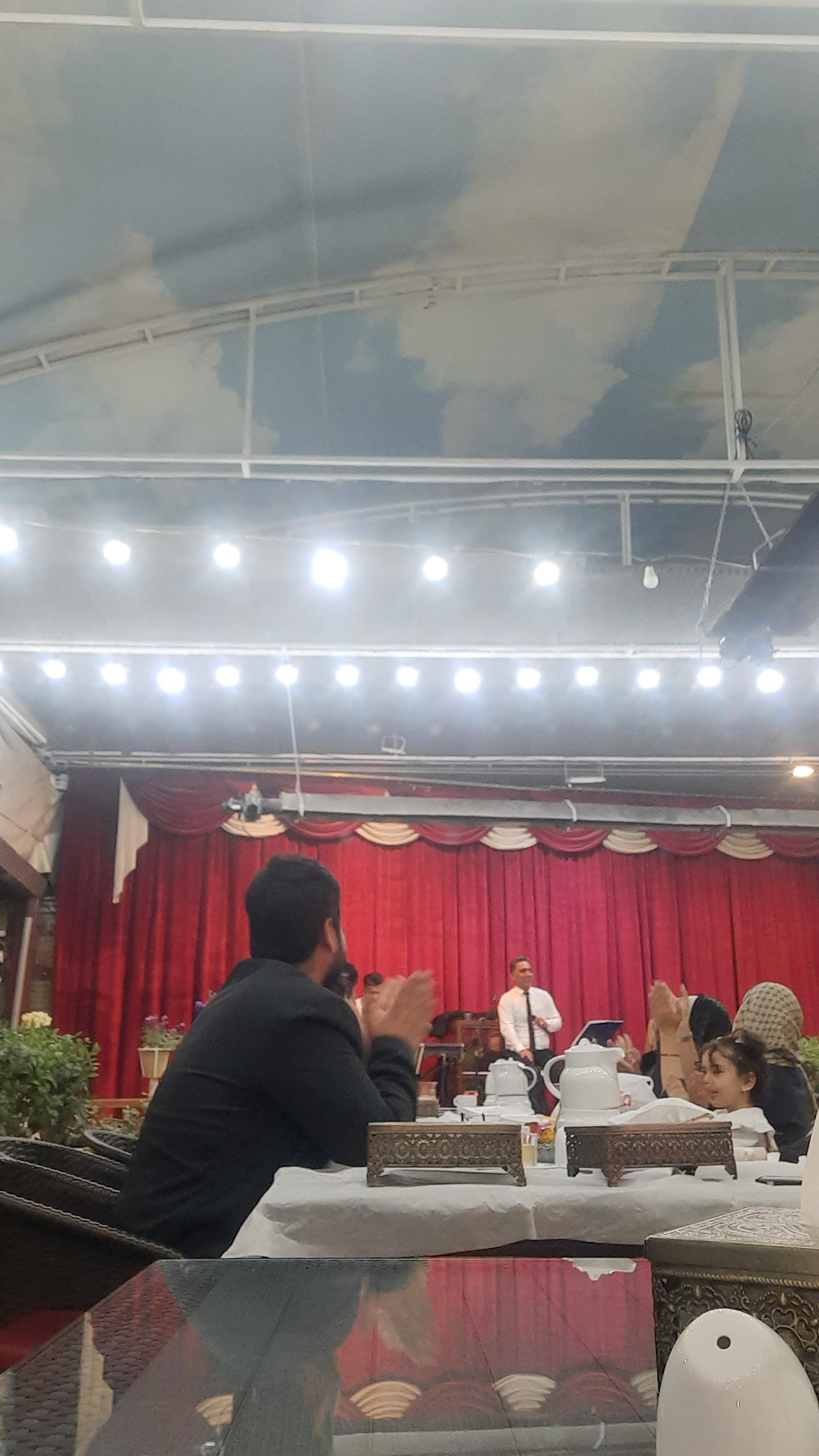 عکس رستوران شهر باران