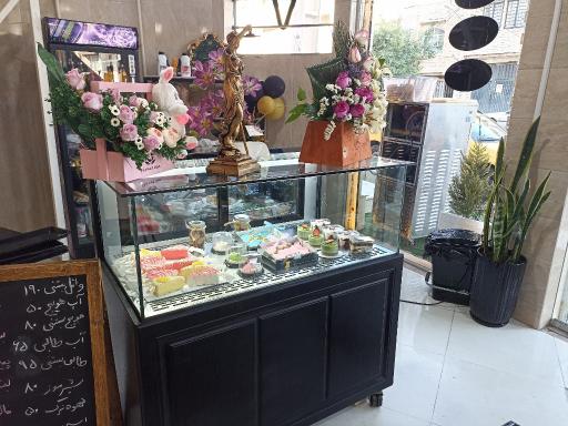 عکس کافه قنادی بزرگ وافل