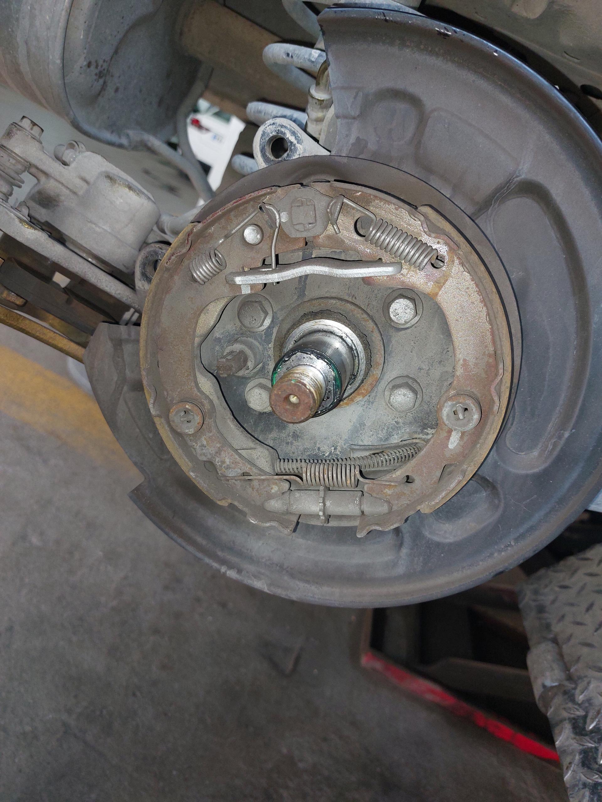 عکس تعمیرگاه مکانیکی میلاد