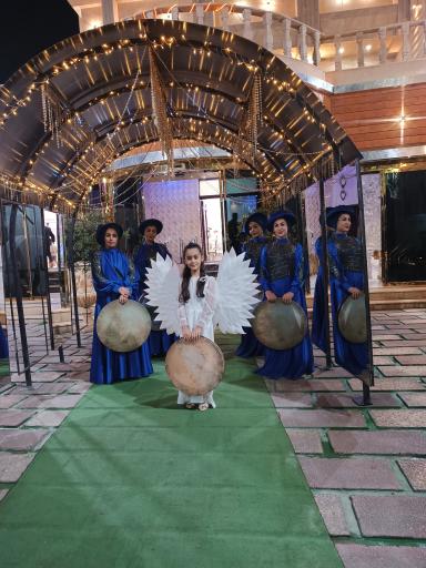 عکس تالار پذیرایی لوکس طلایی