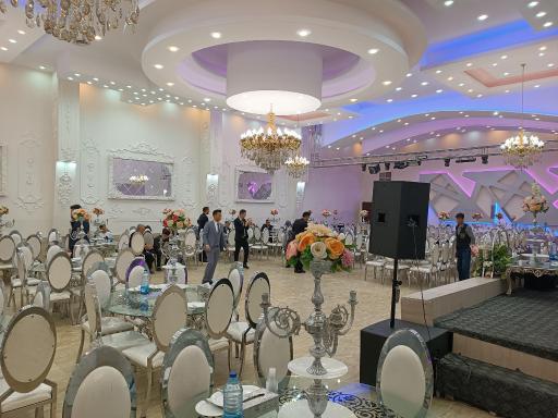 عکس تالار پذیرایی لوکس طلایی